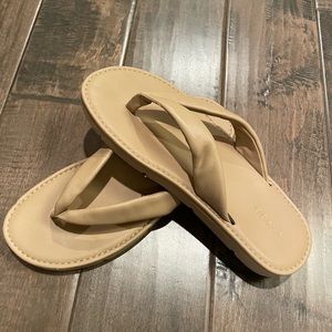 Unworn Vince Olexa leather sandals/flip flops in neutral tan/beige color.